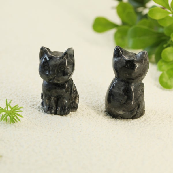 Mini kat i sodalit. Ca. 3 x 2 cm. Dybbl&aring; natursten.