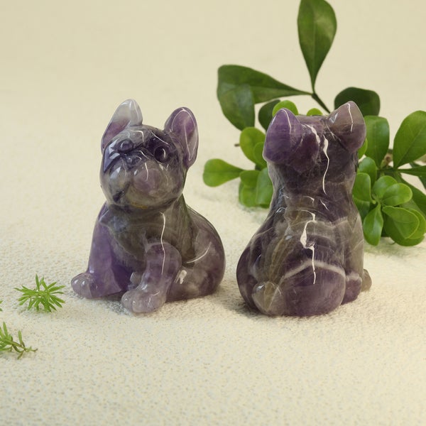 Bulldog i ametyst. Ca. 5 x 4 cm. Dybe lilla naturtoner.